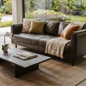 dekoracyjny koc na skórzaną sofę